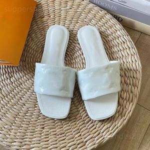 Sandalias para mujer Diapositivas Sandalias Diseñador famoso Mujeres Pisos de cuero en relieve Mulas Zapatillas Sandalia Deslizadores de verano Chanclas Cómodas Sandalias planas tamaño 35-42