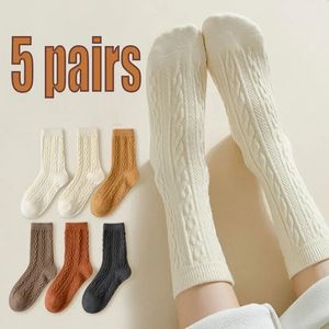 Ensemble féminin blanc chaud épaissoir pack de chaussettes japonaises laine de l'équipage 5 paies style simple décontracté de couleur noire solide chaussettes d'hiver 240408