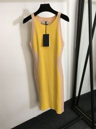 Vestidos de punto ajustados atractivos para mujer moda otoño sin mangas de algodón amarillo vestido de falda de punto diseñador de lujo vestido casual delgado ropa de mujer