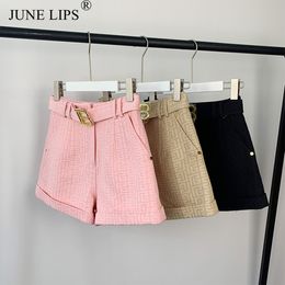 Pantalones cortos para mujer JUNE LIPS Moda Verano 4 colores para la opción Rosa Negro Blanco Beige Textura Lavado Denim Mujeres con cinturón al por mayor 230403