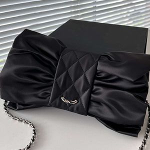 Sac à bandoulière pour femme Sac de dîner avec nœud Matériel en soie Boucles en métal Sac à bandoulière en chaîne Matelasse Sacs de créateurs en raphia Cristian Fourre-tout Étui de maquillage Classique 2024 DESIGNERS