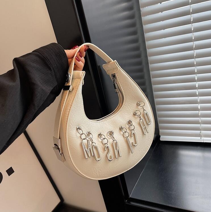 Dames schoudertassen 3 kleuren straat trend klinknagel handtas dit jaar populaire solide kleur lederen handtas gepersonaliseerde metalen tassel dames messenger bag 5970#