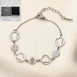 Bracelet plaqué argent pour femmes Nouveau bracelet de bijoux de créateur avec boîte Style de mode Bracelet de bijoux d'amour Bracelet de chaîne en acier inoxydable de haute qualité