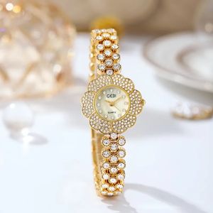 Pulsera de aleación con forma de flor para mujer, reloj de cuarzo resistente al agua, sencillo, ligero, de lujo, a la moda, pequeño y exquisito