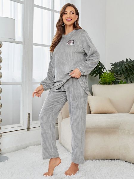 Ropa de dormir para mujer Conjunto de pijama de dibujos animados de otoño e invierno Pijamas de solapa Vestido de noche largo de franela liso 231129