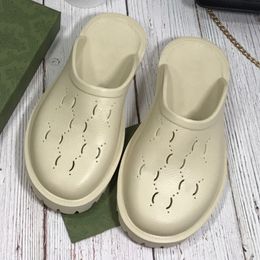 Rubberen damesslippers zijn onlosmakelijk verbonden met de jaren 90 en voegen een retro tintje toe aan de nieuwste collectie. Deze sandalen zijn gemaakt met een uitgesneden logopatroon. Sandalen