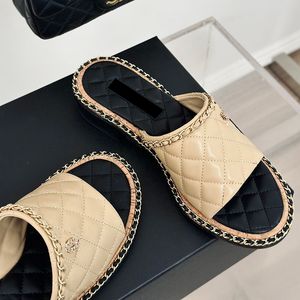 Sandalias sin cordones para mujer Diseñador Piel de oveja Tacón grueso 2 cm / 4 cm con zapatillas de cadena Chanclas clásicas Matelasse Slies Zapatos de playa al aire libre Zapato casual para niña Zapato de ocio