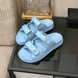 Damesslippers Designer sandalen Verstelbare enkelgesp Slides Koeienhuid Gewatteerde textuur Muiltjes Klassiek platform Outdoor strandschoen Dames vrijetijdsschoen