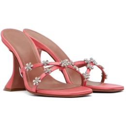 Zapatillas para mujeres Diseñador de diseñador Tacones de sandalia Heel Real cuero suela Flor de seda Diamante Decoración de la cadena de la cruz del giras