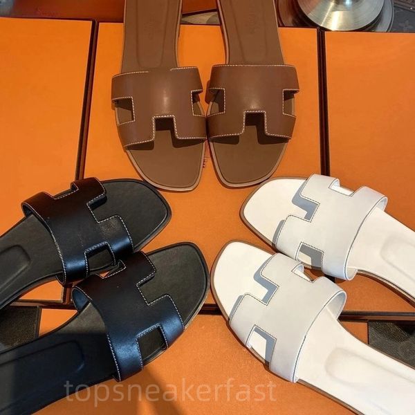 Pantoufles pour femmes Sandales en cuir Chaussures plates Gear Bottoms Sliders Mocassins Appartements en caoutchouc Sandale d'été Designer Semelle en caoutchouc Pantoufles de plage décontractées