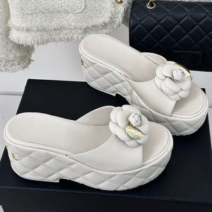 Dames slippers platform wig heel sandalen ontwerper klassieke kalfslin camellia slip op dia's gewatteerde textuur matelasse muilezels buiten strandschoen vrije tijd schoen