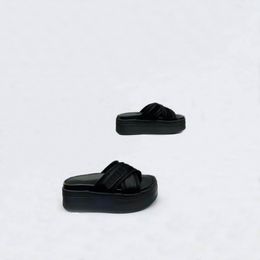 Pantoufles de femmes Sandales Designer Slippers Talons plats de luxe Fashion Casual Comfort Beach Slippers 35-41