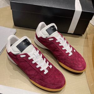 Damessneakers Designer Platform Trainerschoenen Koeienhuid Suède Gewatteerde Textuur Hardware Gematelasseerde Lage Hakken Bordeaux Sportschoen Outdoor Vrijetijdsschoen Met Stofzak