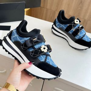 Zapatillas de deporte para mujer Zapatos de vestir de tweed con strass Arco de perlas de imitación Zapato informal deportivo Zapato para correr con suela de goma azul de mezclilla para mujer con bolsas para el polvo Diapositivas negras