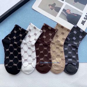 Chaussettes pour femmes concepteur de luxe de luxe chaussette de haut qualité de la jambe de genou de haute qualité chaussette de marque longue pour fille avec lettre noire streetwear