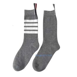 Chaussettes pour femmes chaussettes de genou pour femmes pour la femme inférieure de jambe simple TB standard quatre bars mode coton à l'intérieur du socken de printemps d'été