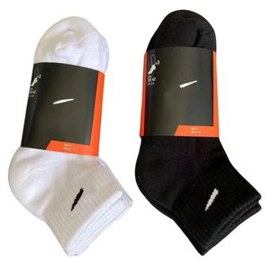 Chaussettes pour femmes chaussettes de couleur unie en coton de haute qualité pour hommes chaussettes de sport respirantes classiques noires et blanches chaussettes décontractées chaussettes de luxe toutes saisons