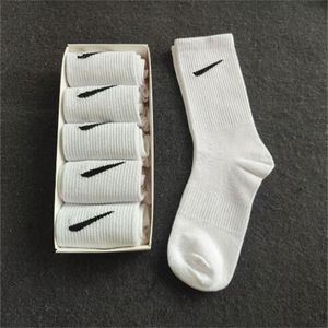 Chaussettes de sport pour femmes Calcetines Largos Chaussettes Designer pour femme Bas Chaussettes de sport en pur coton Chaussettes absorbantes et respirantes Chaussettes courtes bateau Boîte à jarretelles de sport de luxe