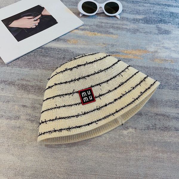 Chapeau de seau à rayures pour femmes avec conception d'autocollants à cent lettres de style minimaliste en extérieur