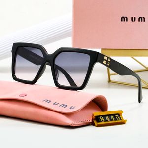Lunettes de soleil pour femmes Mui Mui Fashion Square Sun Glassements Polarize Mens Designer Sunglasses pour femme Luxury Eyeglass Cadre Lunets Sunlight Shade Beach Sonnenbrille