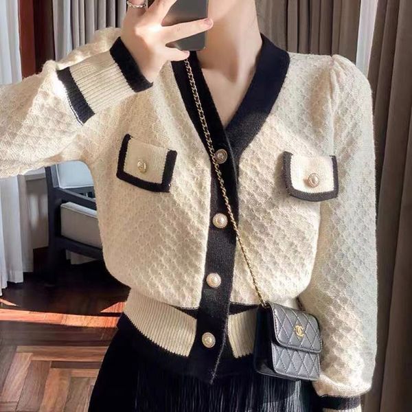 Pull Femme Cardigan Hauts Tricotés Mode Classique Designer Broderie Imprimer Casual Col V Femme Vêtements Chandails Vintage Couleur Pure Petit Manteau Vent Doux