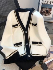 Chandails pour femmes automne et hiver pull en cachemire pour femmes mode coréenne col en V patch travail cardigan noir ou blanc veste ample haut 231213