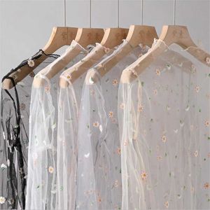 Dames t-shirt sexy pure mesh fishnet zie door borduurwerk blouses shirts voor vrouwen lange mouw zomer zwarte kanten top t-shirt p230328