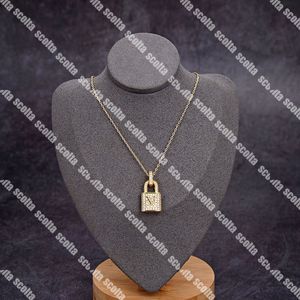 Femmes Chaînes Minces Collier De Verrouillage Designer De Luxe Pendentif Diamants Colliers De Mode Pour Femmes Hommes Or Argent Collier Unisexe Couple Bijoux