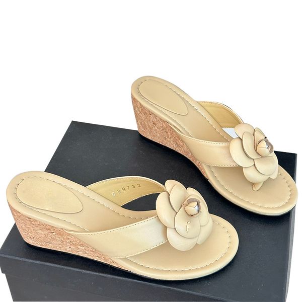 Femme sandale de sandale de sandale de sandale vede veau talons bunky talons 7 cm pantoufles avec camélia fleur perles rétro rond des glissements de la plage de loisir extérieur