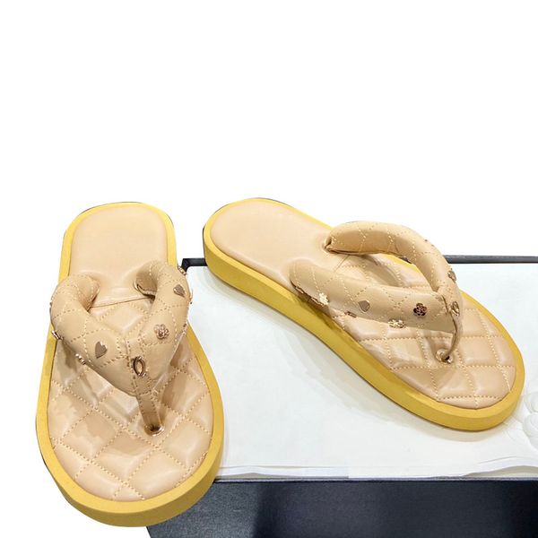 Piattaforma di sandali perizoma da donna Flip Flip Flops da spiaggia per esterni Slipies Slingbacks Designer Scarpe Slide Muli Giallo Matelasse Casual Spazza