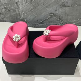 Les tongs des tongs pour femmes sandales glissent sur des pantoufles plateaux pour les talons glissent chaussures de plage extérieures avec camélia de camélia chaussures de loisirs classiques pêche rose mules noires