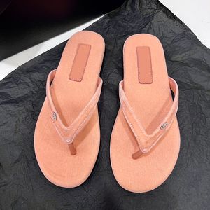 Les tongs de tongs pour femmes sandales glissent les pantoufles designers de la peau de mouton / velours / canvas diapositives de texture matelasrée mules 24ss de la plage extérieure d'été chaussure de loisirs