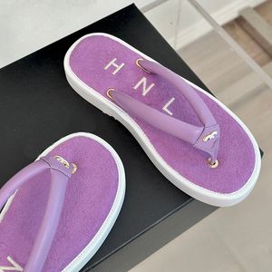 Dames Thongs Sandalen Designer Slip op slippers Lambskine-Slippers Platform Hakken Dia's Classic Purple Black Wit Casual Shoe Buiten Buiten Strandschoen Niet-slip Zolen