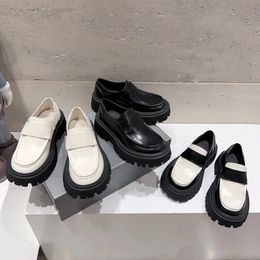 Traktor-Loafer für Damen, schwarzes Leder, glattes Kalbsleder, sichtbare Tonnaht, dicke, gezahnte Gummilaufsohle, lässige Damen-Loafer-Schuhe
