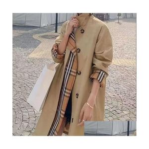 Dames Trench Coats Designer 2022 Coat European and American Luxury Plaid Style Fashion Stitching Fake Two Loose Mid-Length Drop Deliv OTXWP