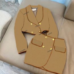 Vestido de dos piezas para mujer Moda casual Top de manga larga corta Falda con letras estampadas de cintura alta Traje de citas al aire libre de moda clásica