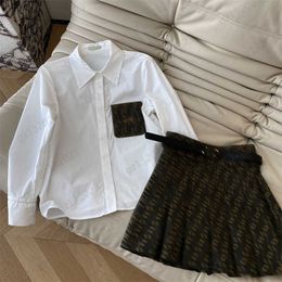 Femmes Deux Pièces Robe Poitrine Presbytère Garniture Jacquard Revers Manches Longues Chemises Match Ceinture En Métal Taille Haute Jupe Plissée Designer Robe Femmes