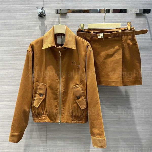 Vestido de dos piezas para mujer Conjunto de diseñador Conjuntos de pana de estilo artístico vintage Letras bordadas Solapa de carga Chaqueta con cremallera Una línea de cintura Falda Diseñador Ropa de mujer 55