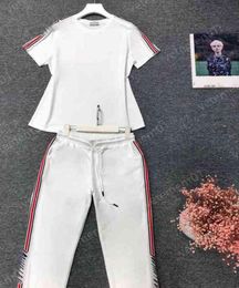 Pantalon de deux pièces pour femmes Tshirt à manche à manche avec des rayures colorées et un pantalon de logo décontracté 2 pièces Luxur5736963
