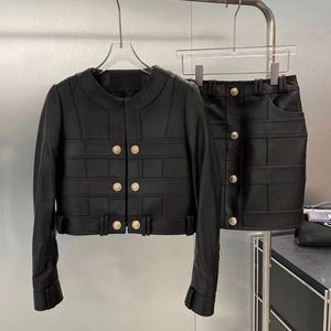 Ensembles de deux pièces pour femmes Robe jakets pantalons vêtements de créateurs courts Vêtements d'extérieur en cuir vêtements de marque de luxe manches longues vêtements de sport de style de loisirs avec la taille SMLXL E131