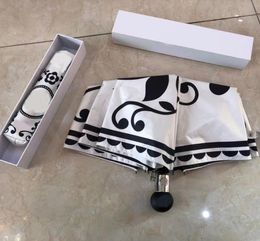 Paraguas para mujer Carta plegable Totalmente automático Diseñador para hombre Colección de paraguas Paraguas portátiles para lluvia al aire libre con caja 1709799