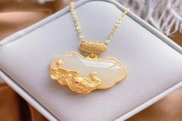 Mujer Vietnam Placer Dorado Dorado Patrimonio antiguo Incrustaciones de oro Hetian Blanco Jade Hoja de loto Pez Cerradura de buenos deseos Colgante Cuello8608413