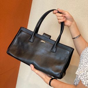 Bages fourre-tout jumbo de créateur vintage pour femmes avec voûte de valise en cuir authentique en cuir en métal en métal en métal à bourse de grande capacité