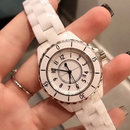 Reloj de mujer MOVIMIENTO DE CERRICA 33 mm Case de lujo de alta calidad Reloj de moda de alta calidad