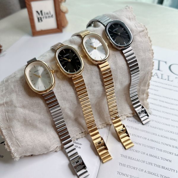 Relojes para mujer Reloj de cuarzo para mujer Lujo en forma de óvalo Mini estuche de moda Pequeño número romano Dial Mujer Full Metal Band Nicho Reloj de pulsera 230506