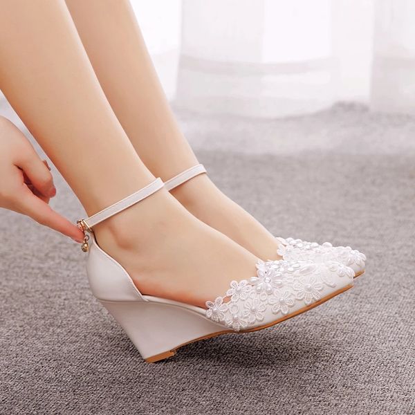 Chaussures de mariage pour femmes, compensées, talons hauts, perles, strass, dentelle blanche, fleur, escarpins féminins