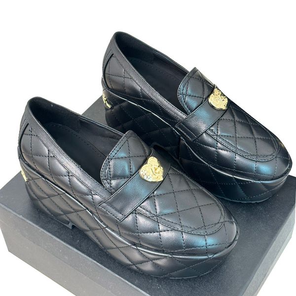 Chaussures habillées à talons compensés pour femmes 7,5 cm Mocassins à enfiler de créateur Sandales à boucle en forme de cœur classiques Texture matelassée Chaussures de loisirs en métal doré Semelle en caoutchouc