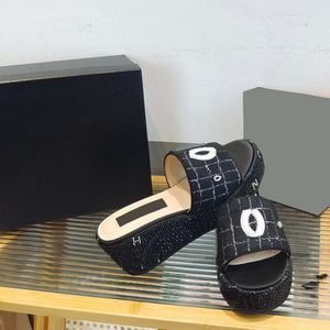 Sandalias de tacón con plataforma de cuña para mujer Zapatillas sin cordones de lujo con strass Diapositivas Rosa Negro Azul Textura acolchada Mulas Chanclas para mujer Zapatos de playa Gril al aire libre