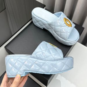 Tacones de plataforma de cuña para mujer Slippers Slip On Sandals Designer Hardware Matelasse Textura acolchada Mulas Mulas de goma Sole al aire libre zapatilla Rosa amarillo azul bebé azul