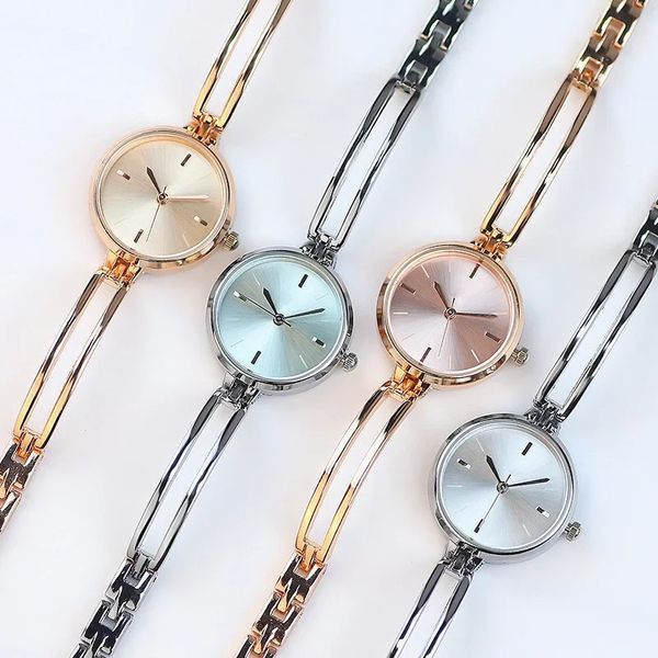 Diseñador de WomenWatch Fashion Silver Bracelet Watch For Women 25 mm de aleación de aleación Cuerola analógica Damas Reloj For Girls Rose Gold Watches